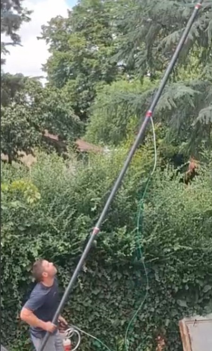 Intervention sur nid de frelons en hauteur avec perche télescopique de 18 mètres