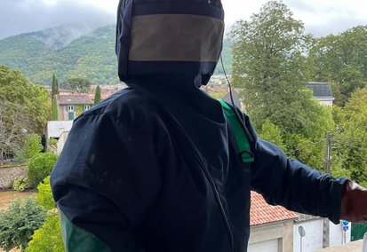 Christophe Guérin en combinaison de protection lors d'une intervention sur un nid de frelons asiatiques, maison de maître à Mazamet