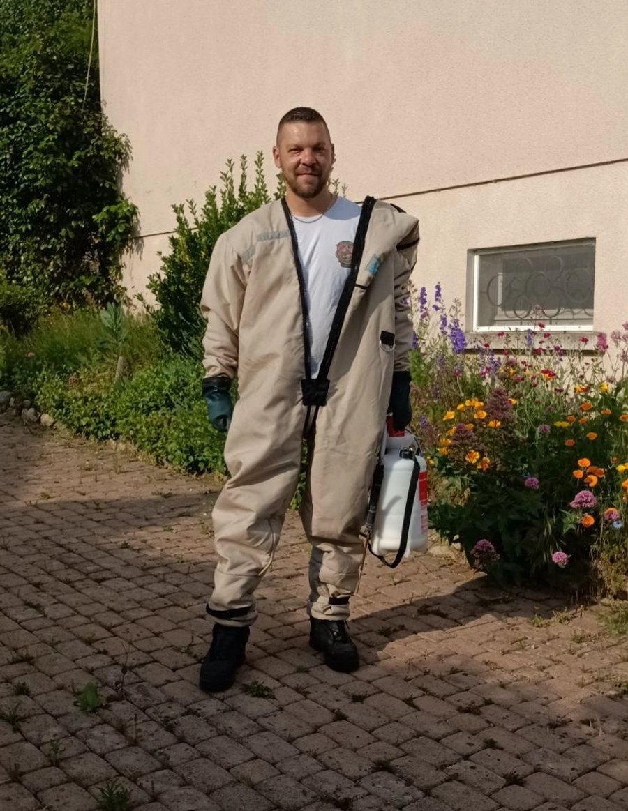 Christophe Guérin équipé de sa tenue professionnelle de désinsectisation