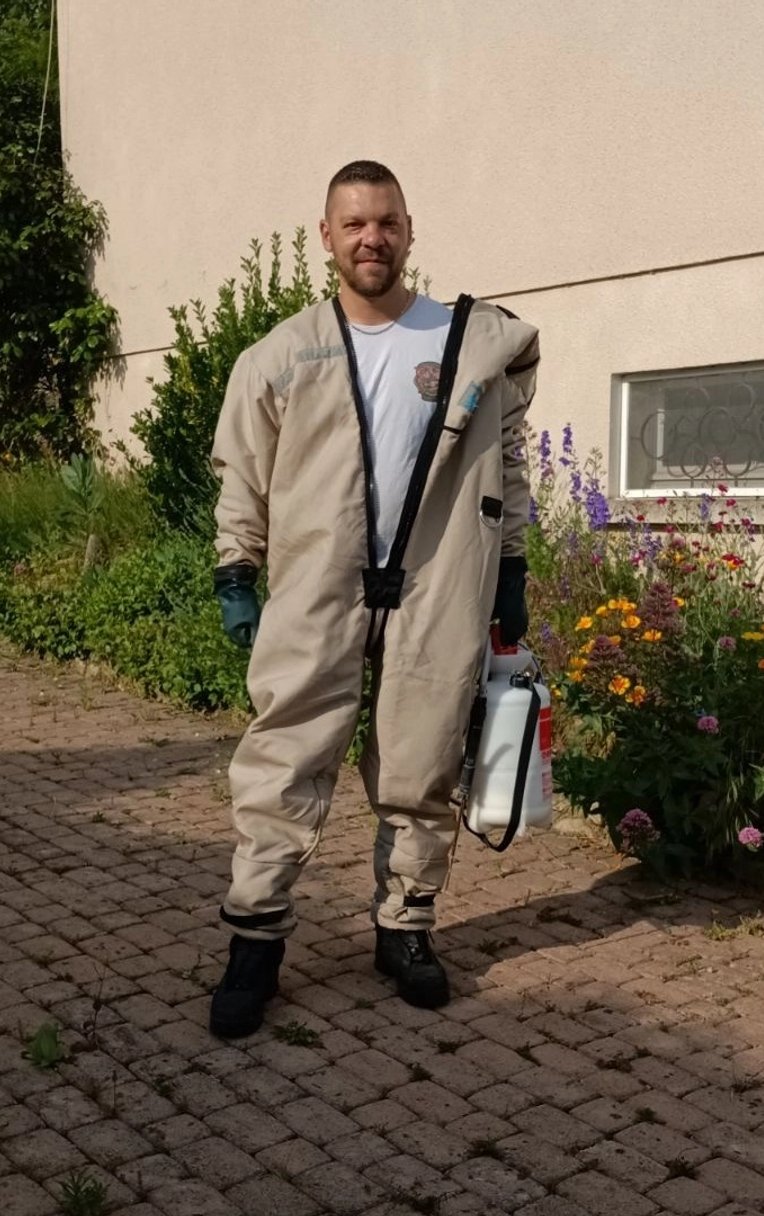 Christophe Guérin en tenue de protection, expert en désinsectisation