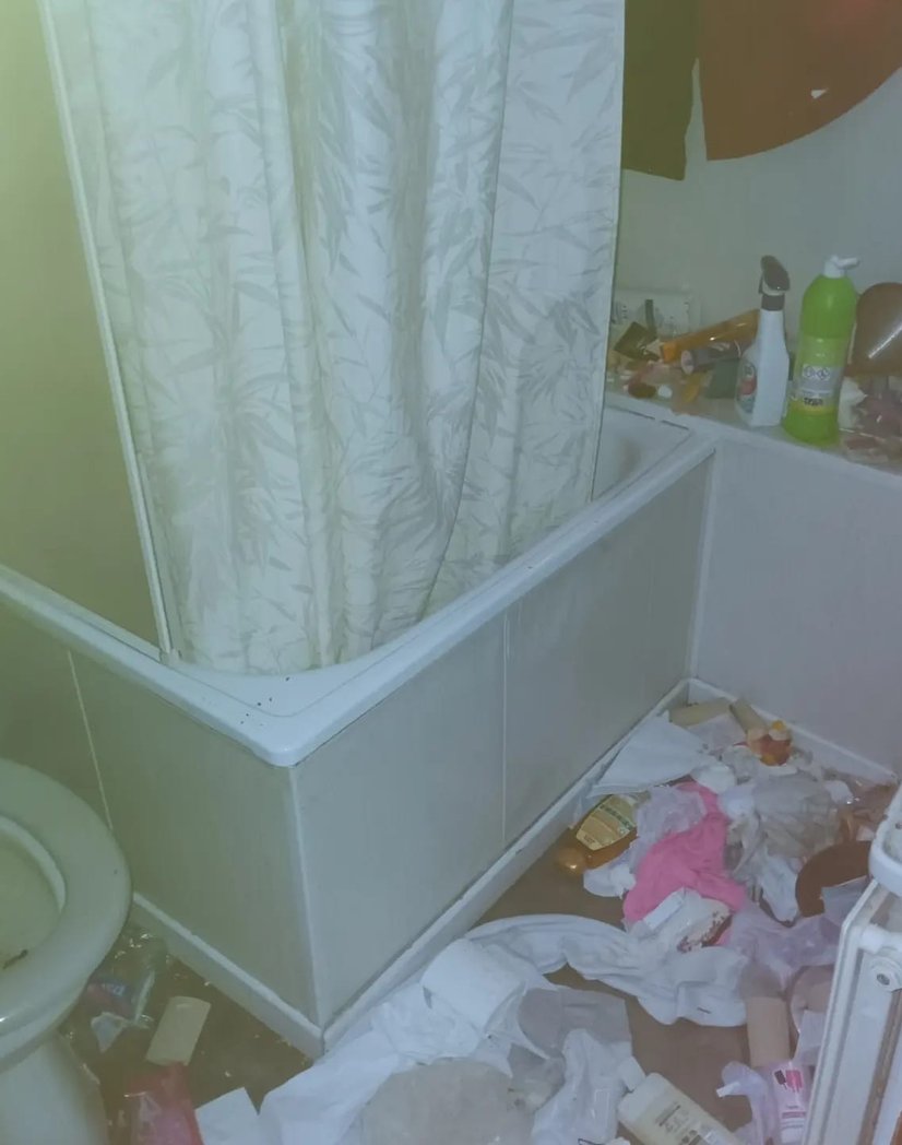 Avant intervention de Christophe Guérin 3D sur une salle de bains remplie d'immondices à Mazamet