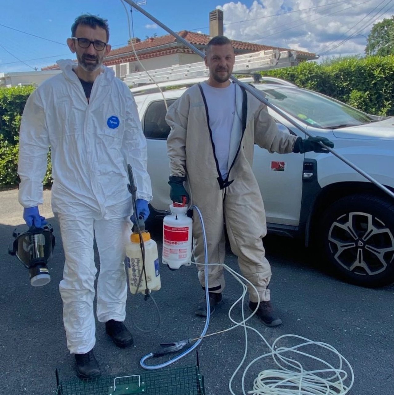 Christophe Guérin et Laurent Barthès en tenue avant désinsectisation; face à l'objectif.